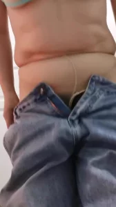 寂寞熟女漏脸自慰，表情销魂