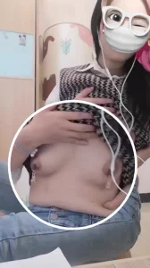 【原创】教师二老婆戴着乳夹上网课