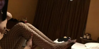 河北石家庄约学院反差妹子，黑情趣丝袜极度诱惑。对白精彩无套内切同城资